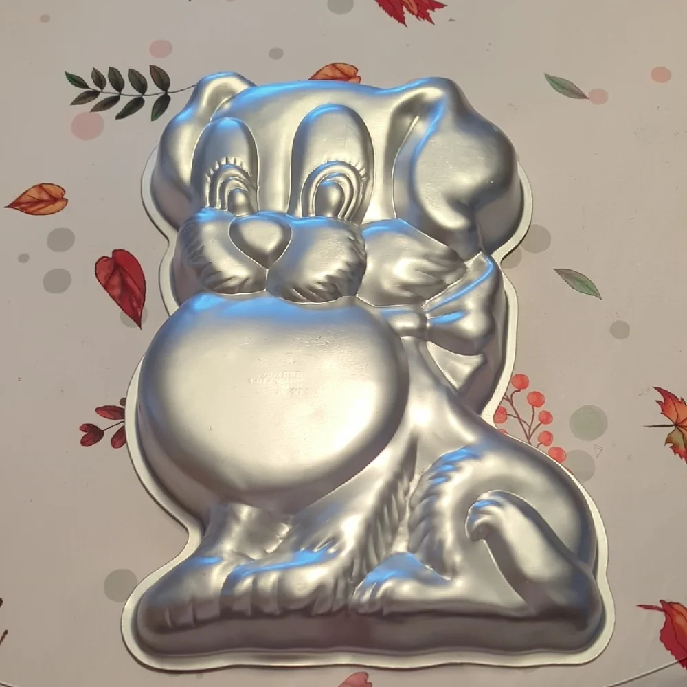 Wilton Dog Classic Silver Bakeware